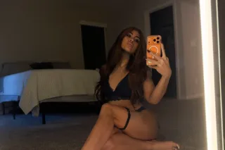 spicy hottie ready to rock your world 🔥🔥 - Image 1